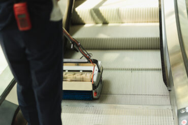 cleaning escalator with mechine